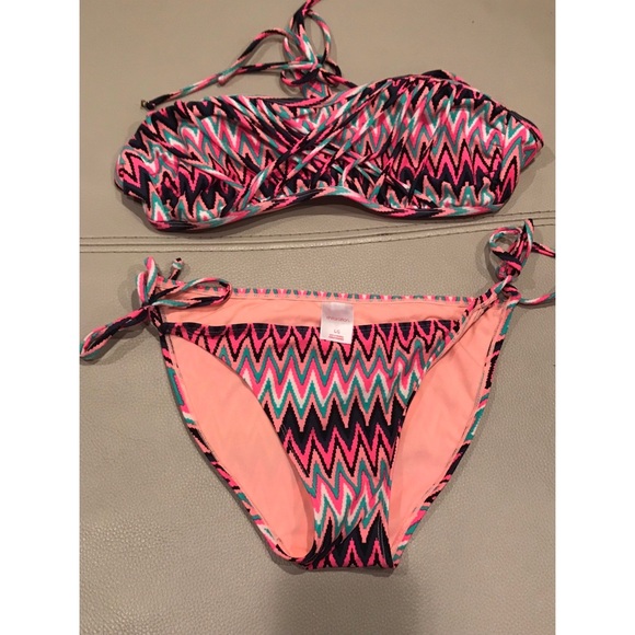 NWT Swimsuit bundle XL TOPS & L BOTTOMS - Picture 8 of 8